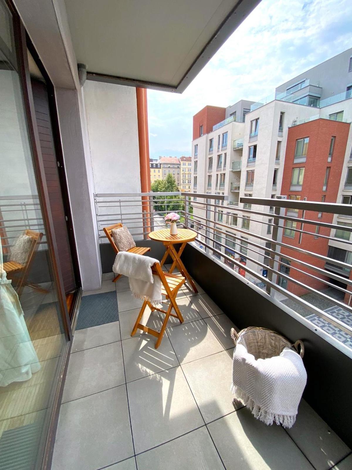 Spacious Near Center With Balcony And Garage Parking Daire Prag