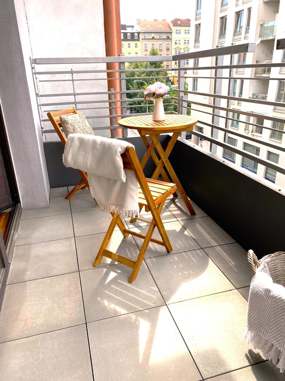 Daire Spacious Near Center With Balcony And Garage Parking Prag