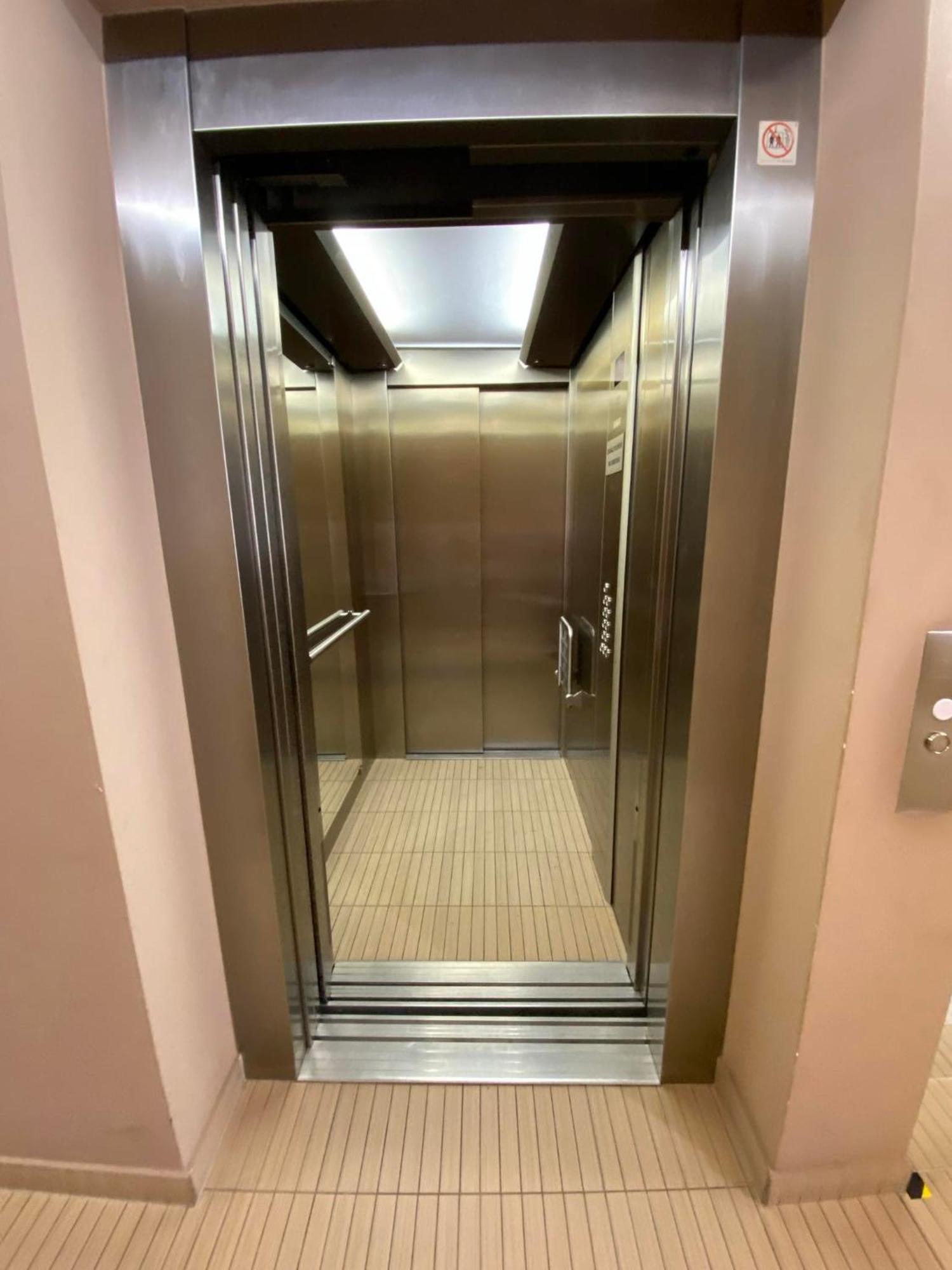 Spacious Near Center With Balcony And Garage Parking * Prag