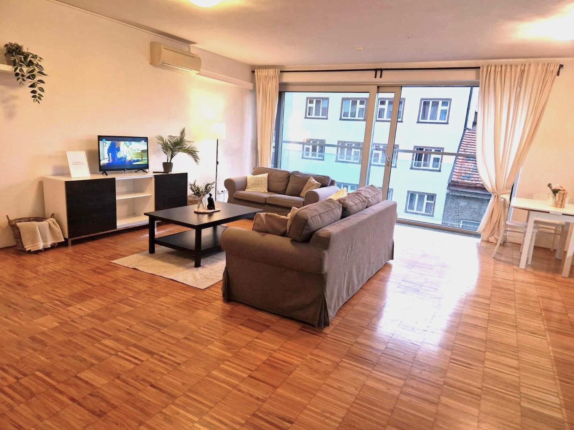 Spacious Near Center With Balcony And Garage Parking * Prag