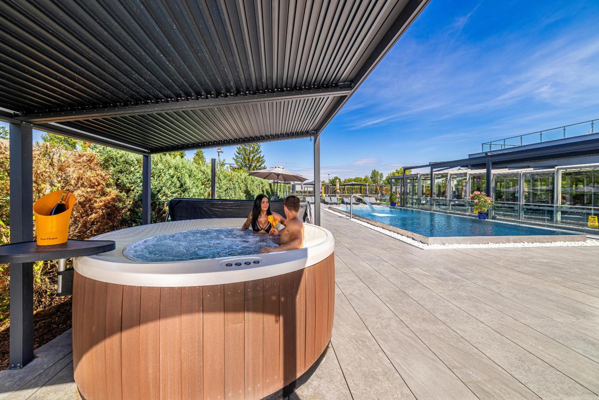Hotel Aura Design & Garden Pool Prague