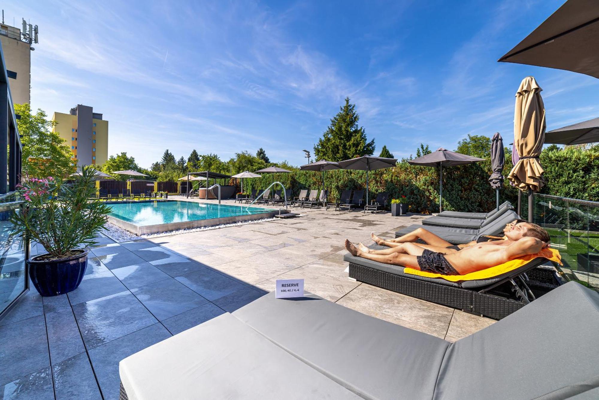 Hotel Aura Design & Garden Pool Prague