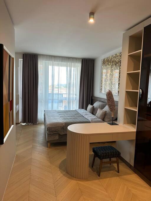 Luxe Near The Airport Apartamento Praga
