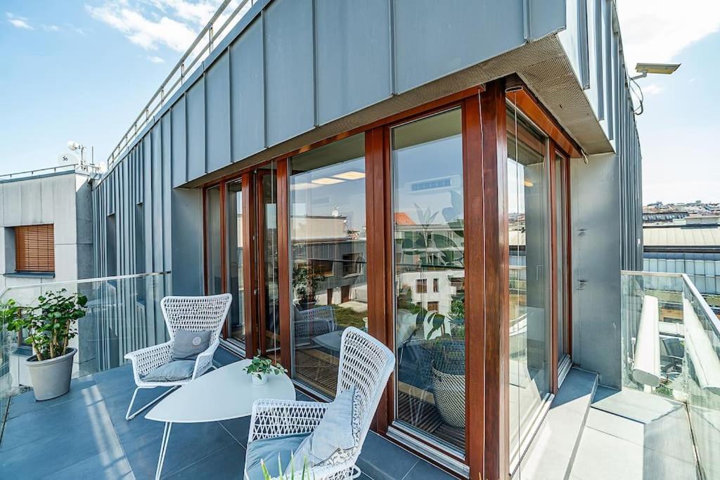 Shiny Rooftop With Free Garage Apartment *