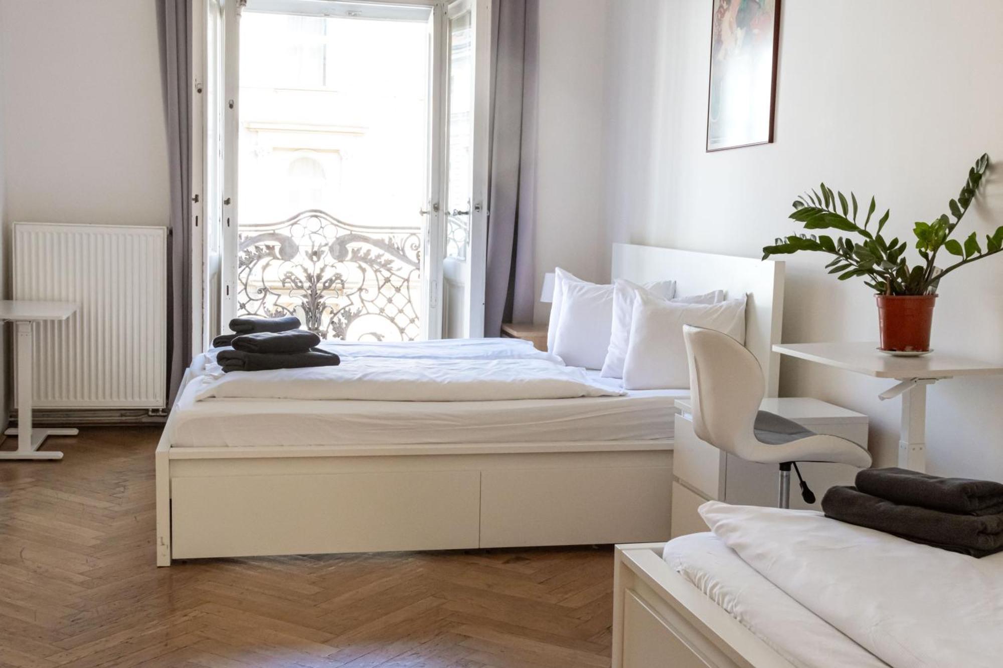 Apartments In Mala Strana - 10 Minutes From Charles Bridge Prague