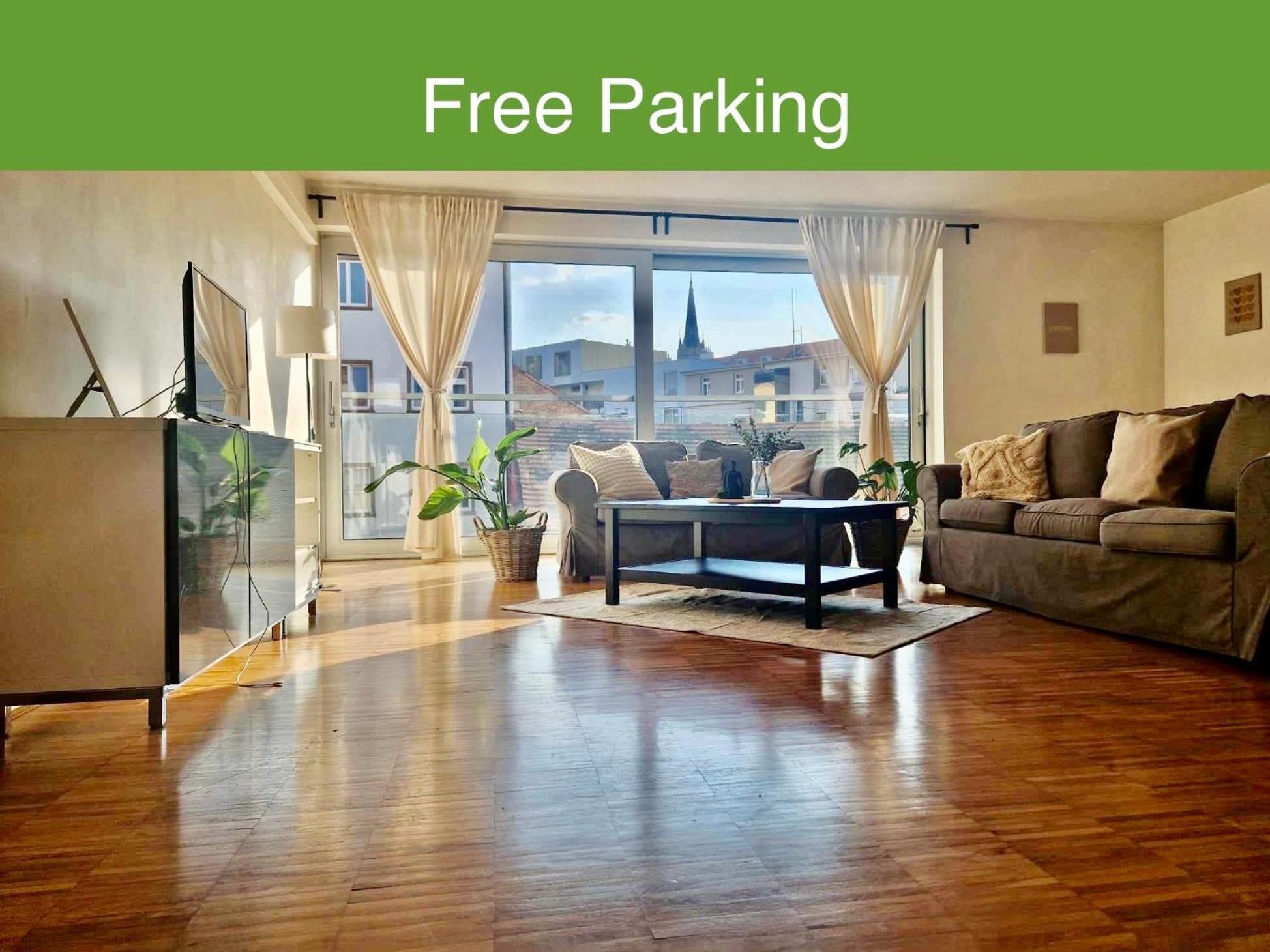 Spacious Near Center With Balcony And Garage Parking Prag