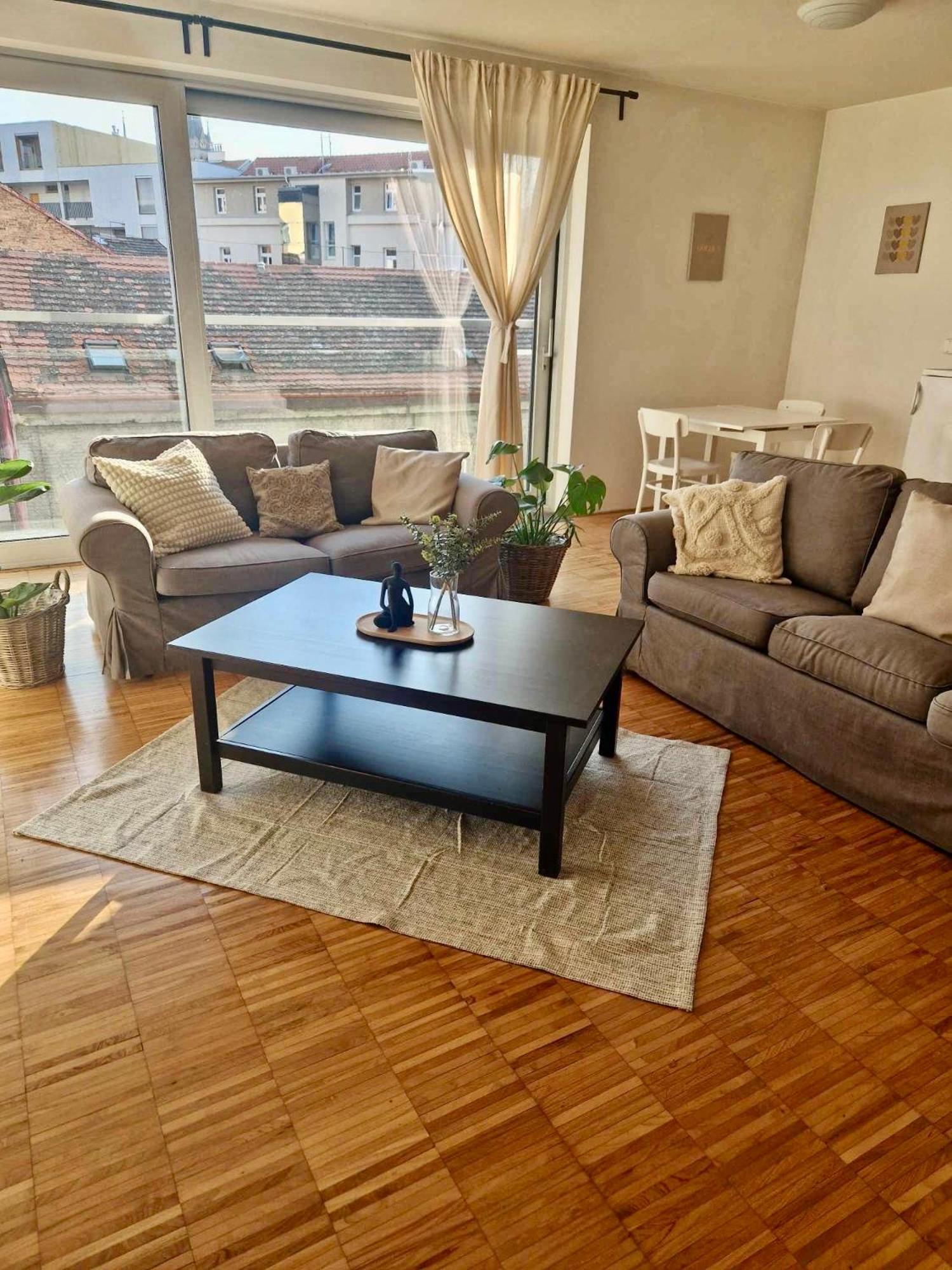 Spacious Near Center With Balcony And Garage Parking Daire Prag