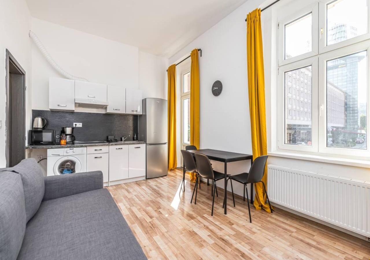 Crimson Charm Apartment *