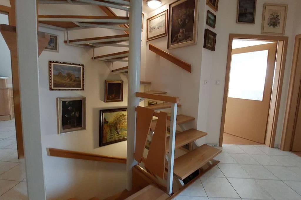 Klasicky Dum, 5 Loznic , 5 Bedrooms, Ferienhaus Prag