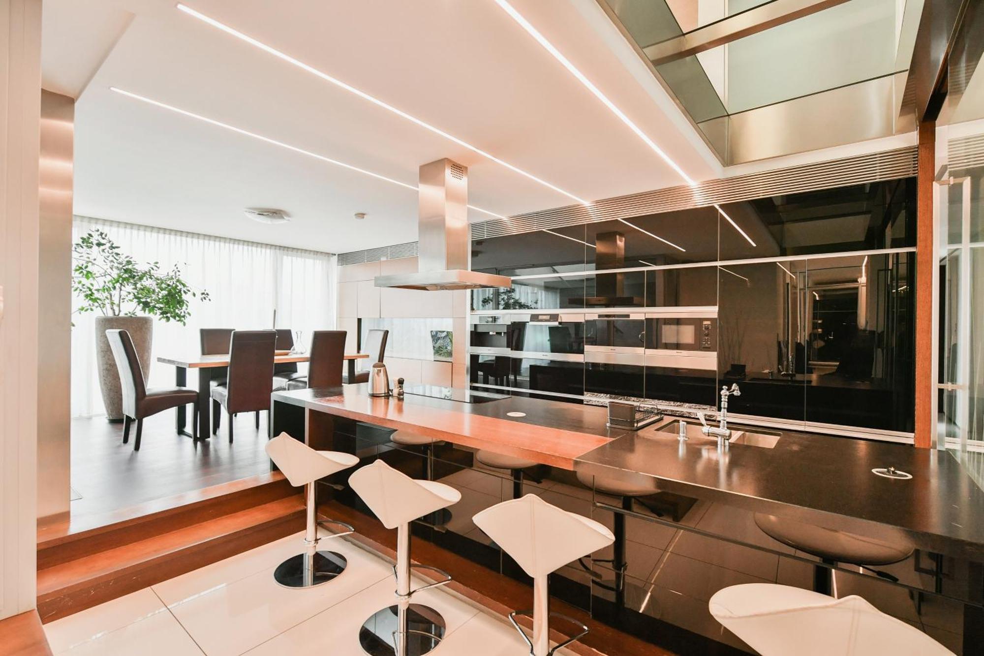 Presidential Penthouse, 303m2, Jacuzzi On Terrace, Sauna, 6bdrm, 4bthrm, Ac, Lift Appartement