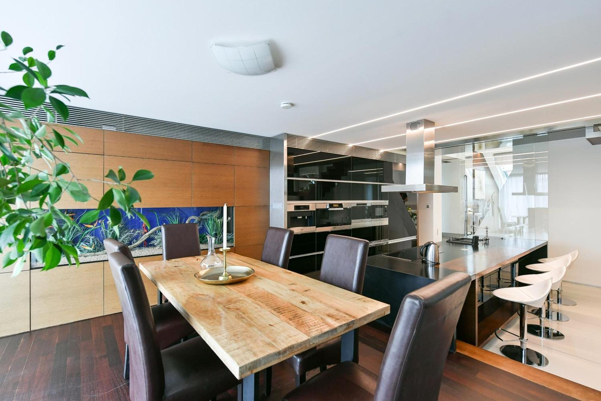 Presidential Penthouse, 303m2, Jacuzzi On Terrace, Sauna, 6bdrm, 4bthrm, Ac, Lift Apartment *