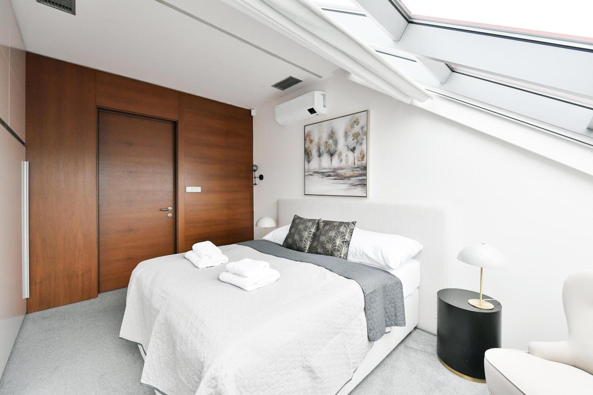 Presidential Penthouse, 303m2, Jacuzzi On Terrace, Sauna, 6bdrm, 4bthrm, Ac, Lift Appartement Prague