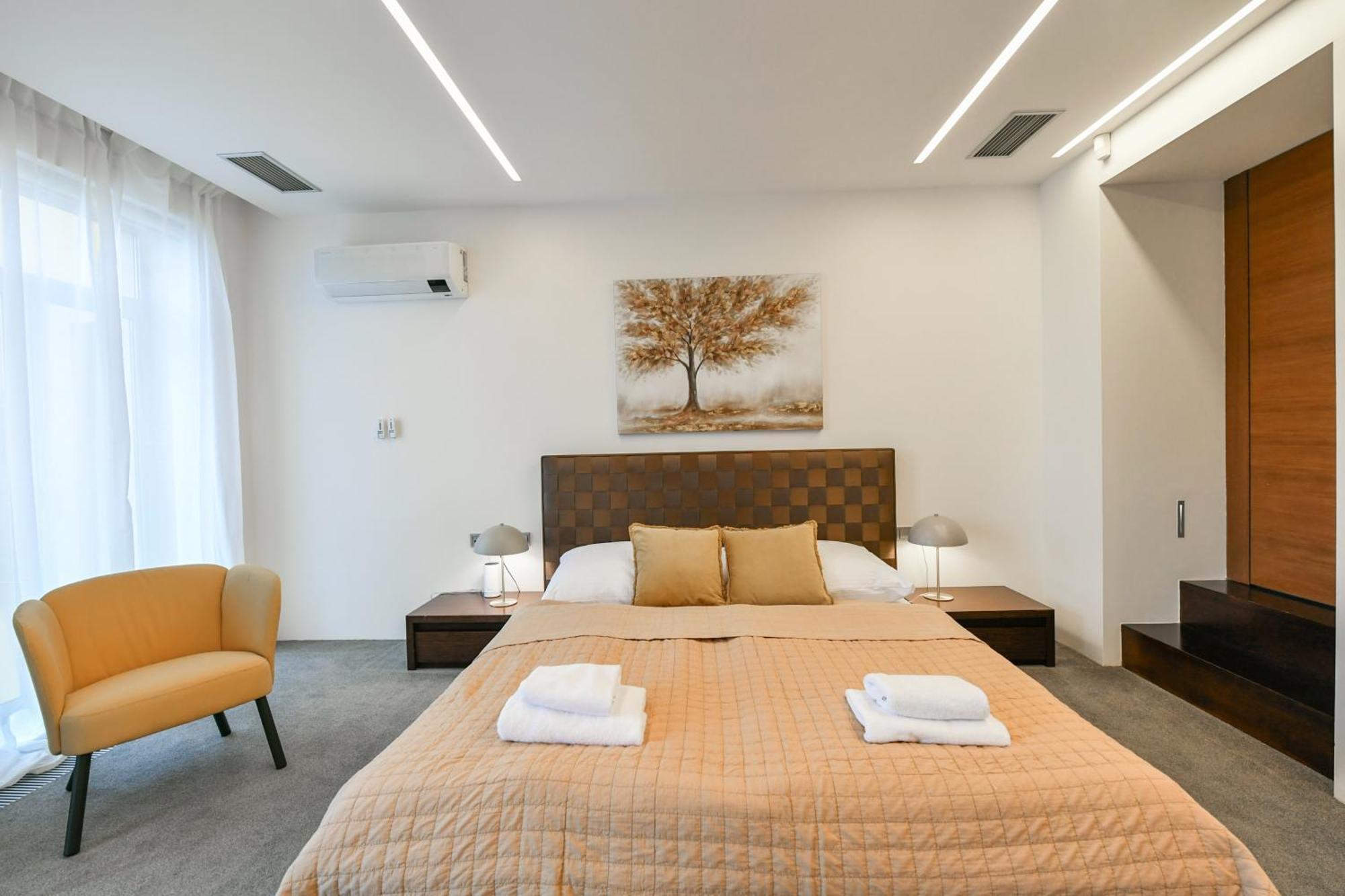 Presidential Penthouse, 303m2, Jacuzzi On Terrace, Sauna, 6bdrm, 4bthrm, Ac, Lift Appartement *