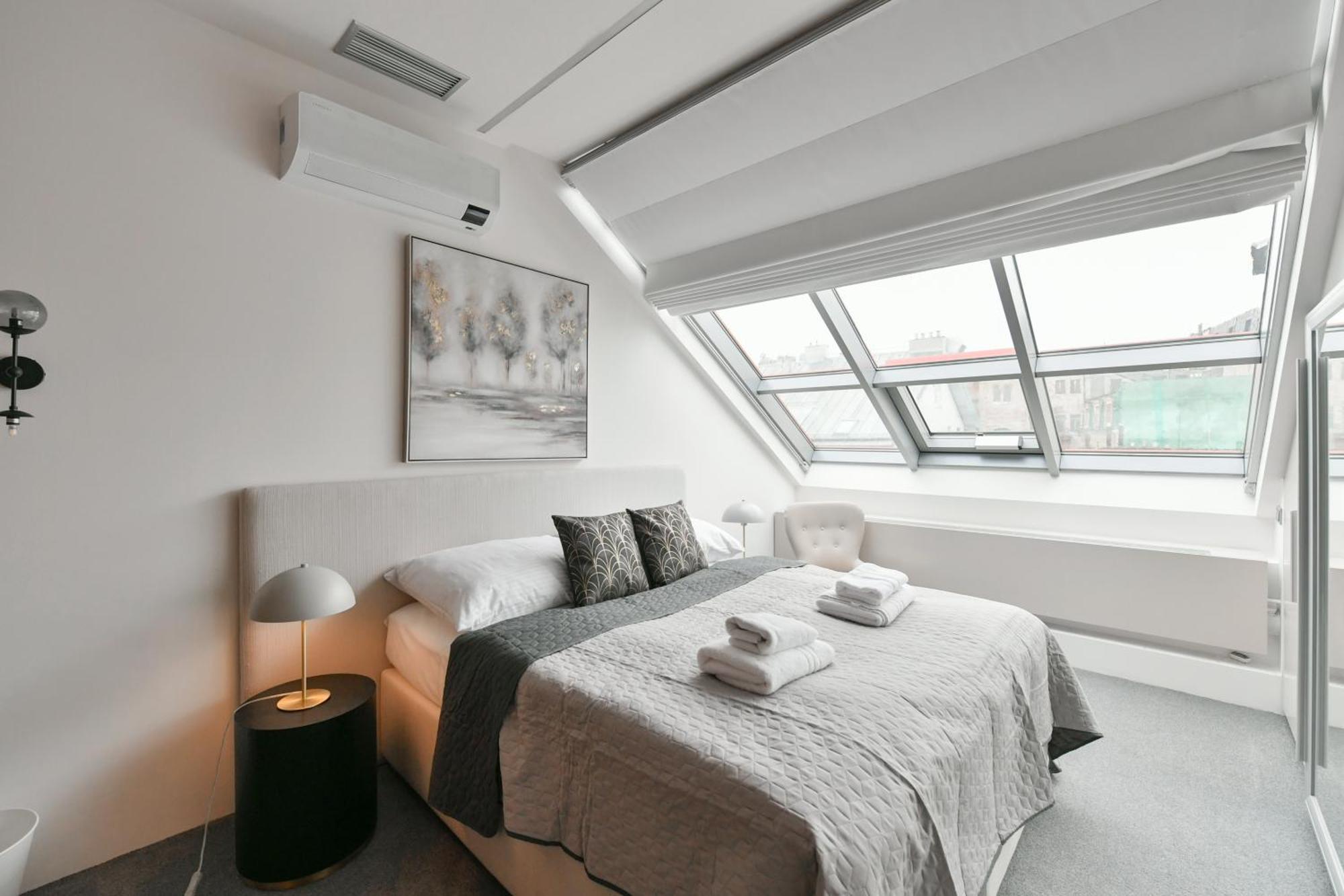 Apartment Presidential Penthouse, 303m2, Jacuzzi On Terrace, Sauna, 6bdrm, 4bthrm, Ac, Lift *