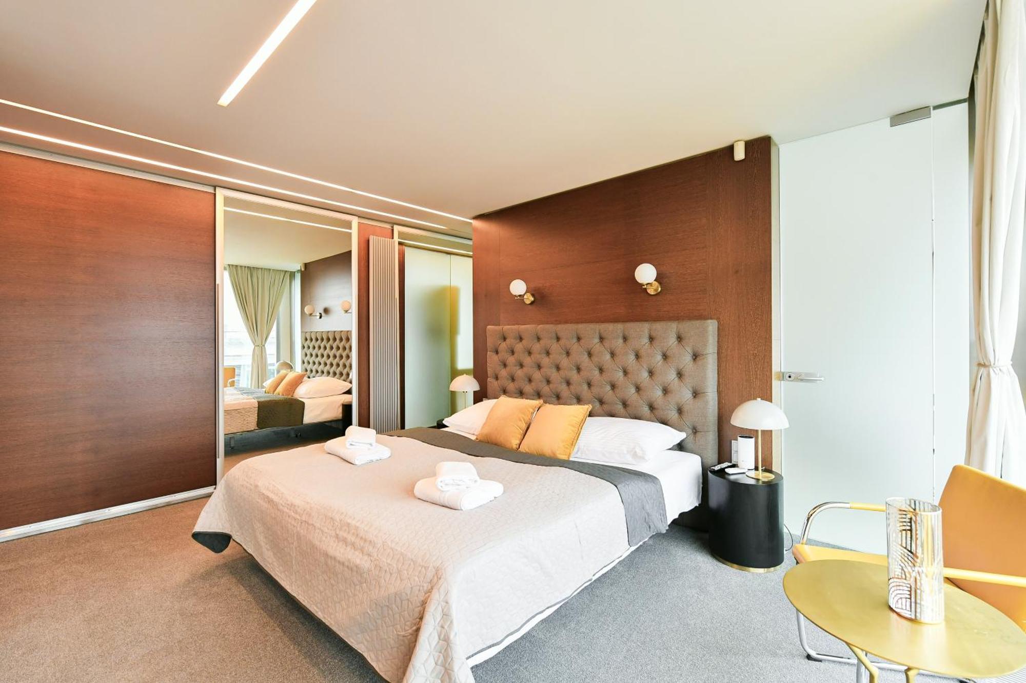 Appartement Presidential Penthouse, 303m2, Jacuzzi On Terrace, Sauna, 6bdrm, 4bthrm, Ac, Lift