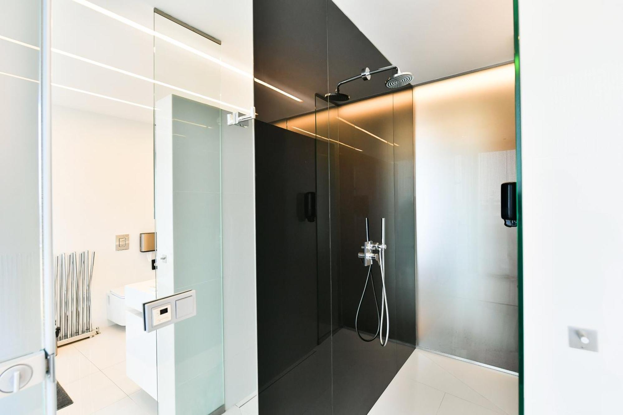 Presidential Penthouse, 303m2, Jacuzzi On Terrace, Sauna, 6bdrm, 4bthrm, Ac, Lift Appartement