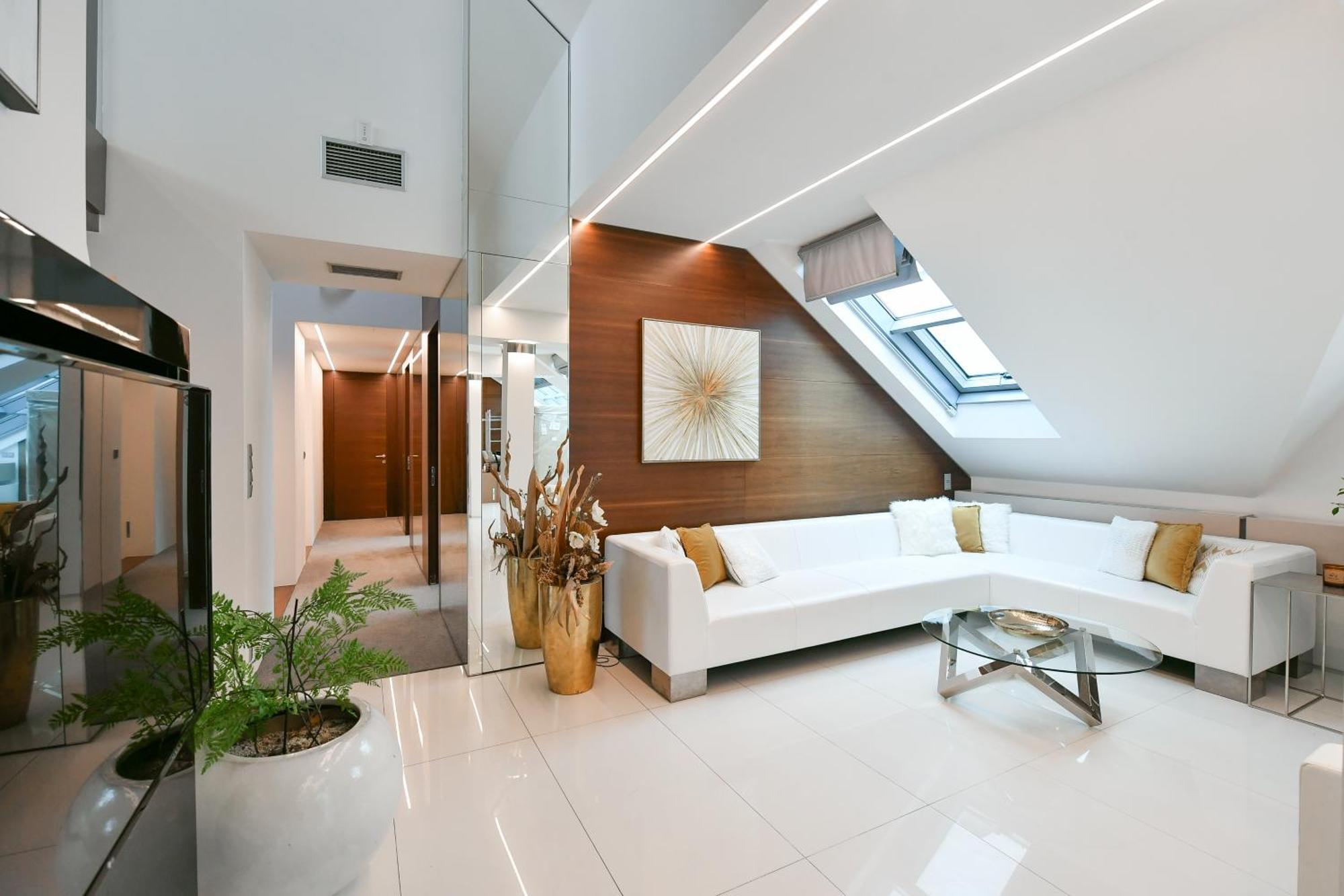Presidential Penthouse, 303m2, Jacuzzi On Terrace, Sauna, 6bdrm, 4bthrm, Ac, Lift Apartment
