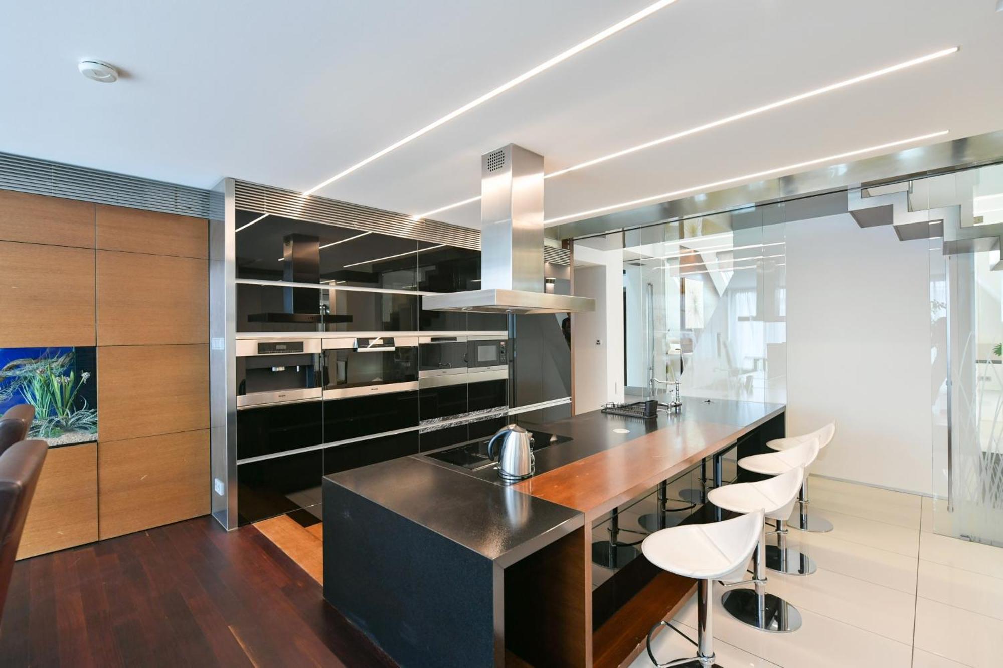 Presidential Penthouse, 303m2, Jacuzzi On Terrace, Sauna, 6bdrm, 4bthrm, Ac, Lift Appartement *