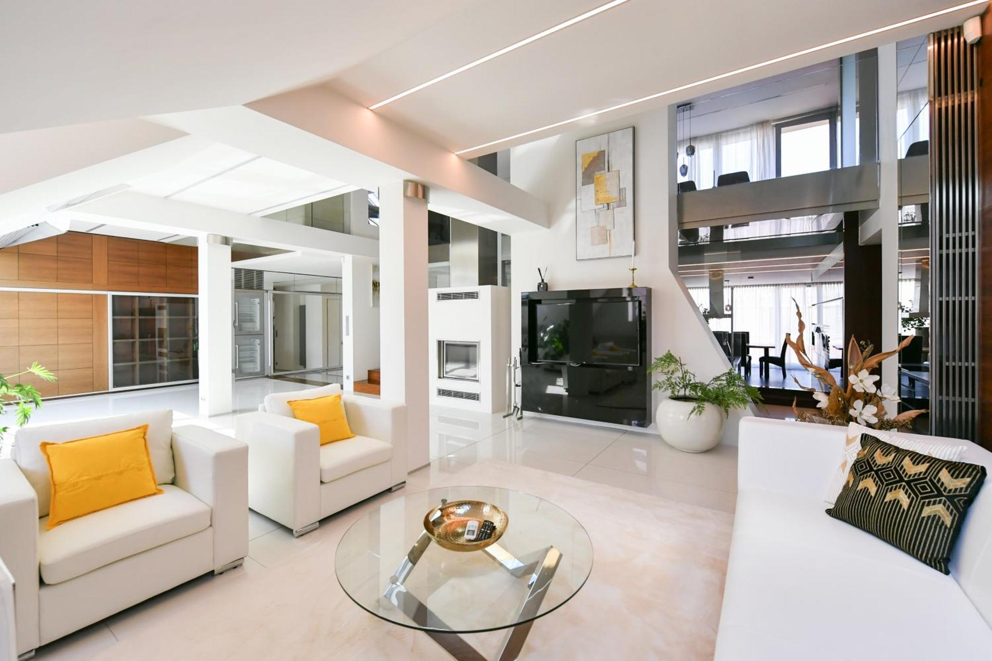Presidential Penthouse, 303m2, Jacuzzi On Terrace, Sauna, 6bdrm, 4bthrm, Ac, Lift * Prague
