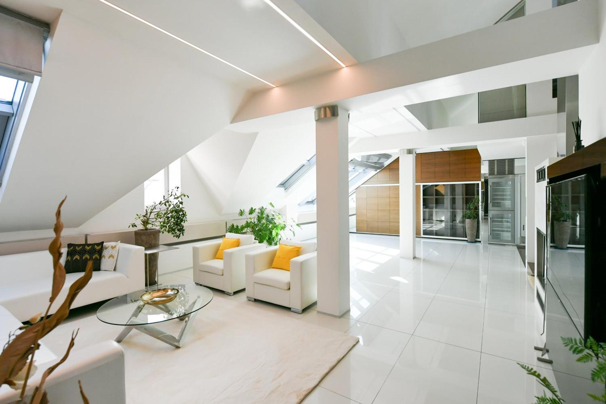 Presidential Penthouse, 303m2, Jacuzzi On Terrace, Sauna, 6bdrm, 4bthrm, Ac, Lift Appartement Prague