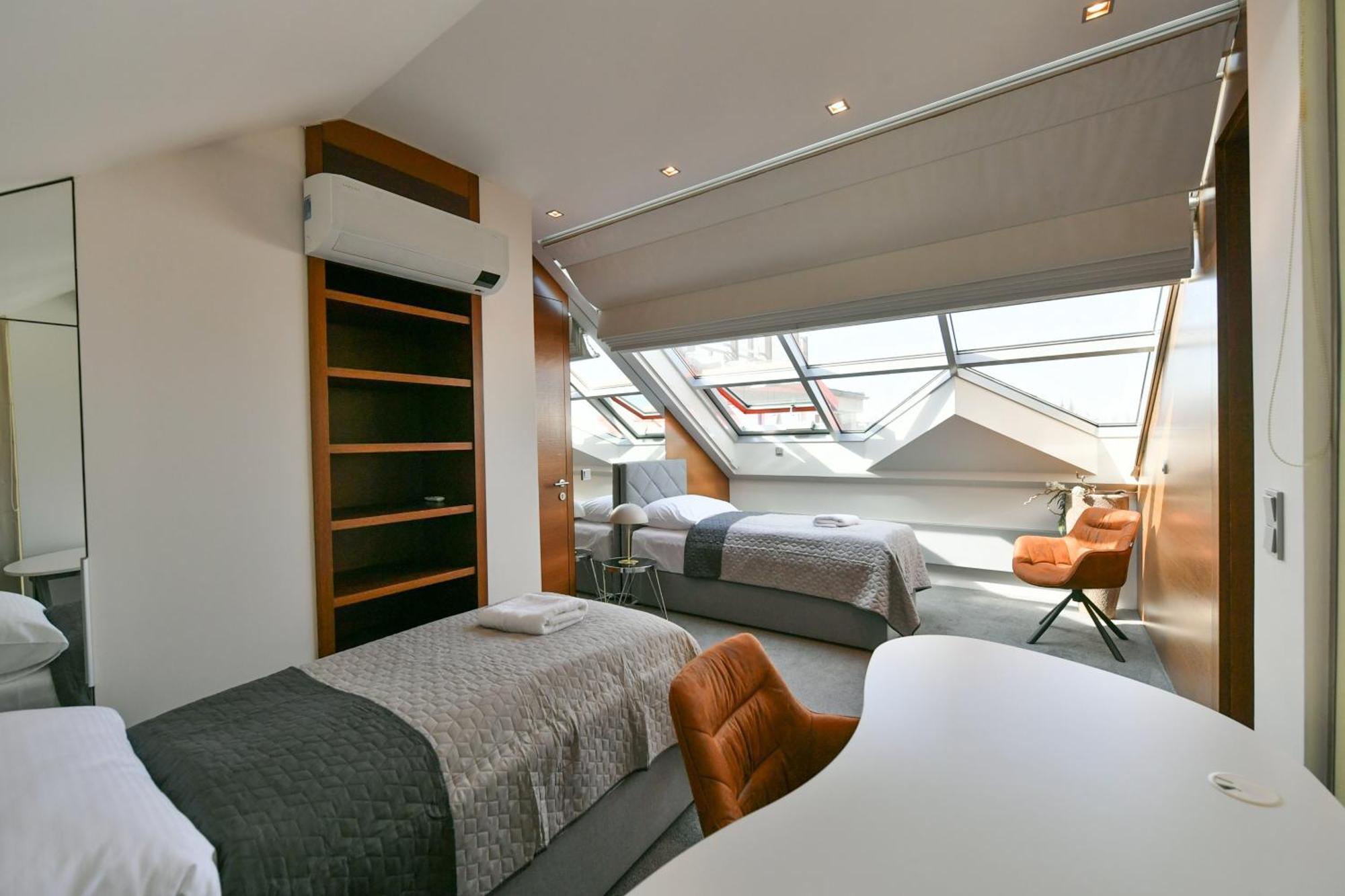 Presidential Penthouse, 303m2, Jacuzzi On Terrace, Sauna, 6bdrm, 4bthrm, Ac, Lift Appartement *