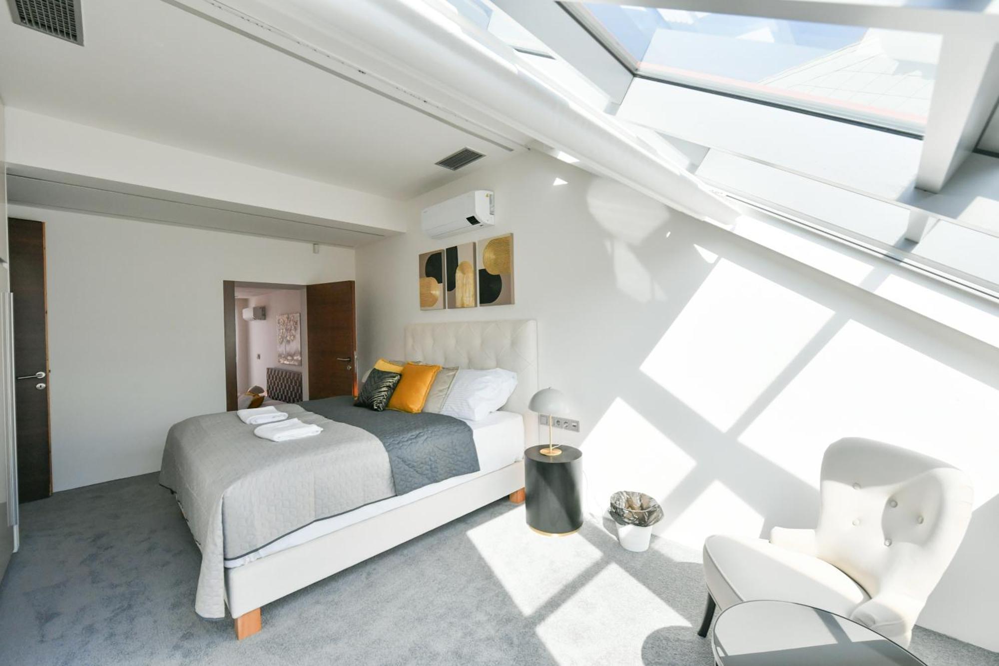 Presidential Penthouse, 303m2, Jacuzzi On Terrace, Sauna, 6bdrm, 4bthrm, Ac, Lift Appartement