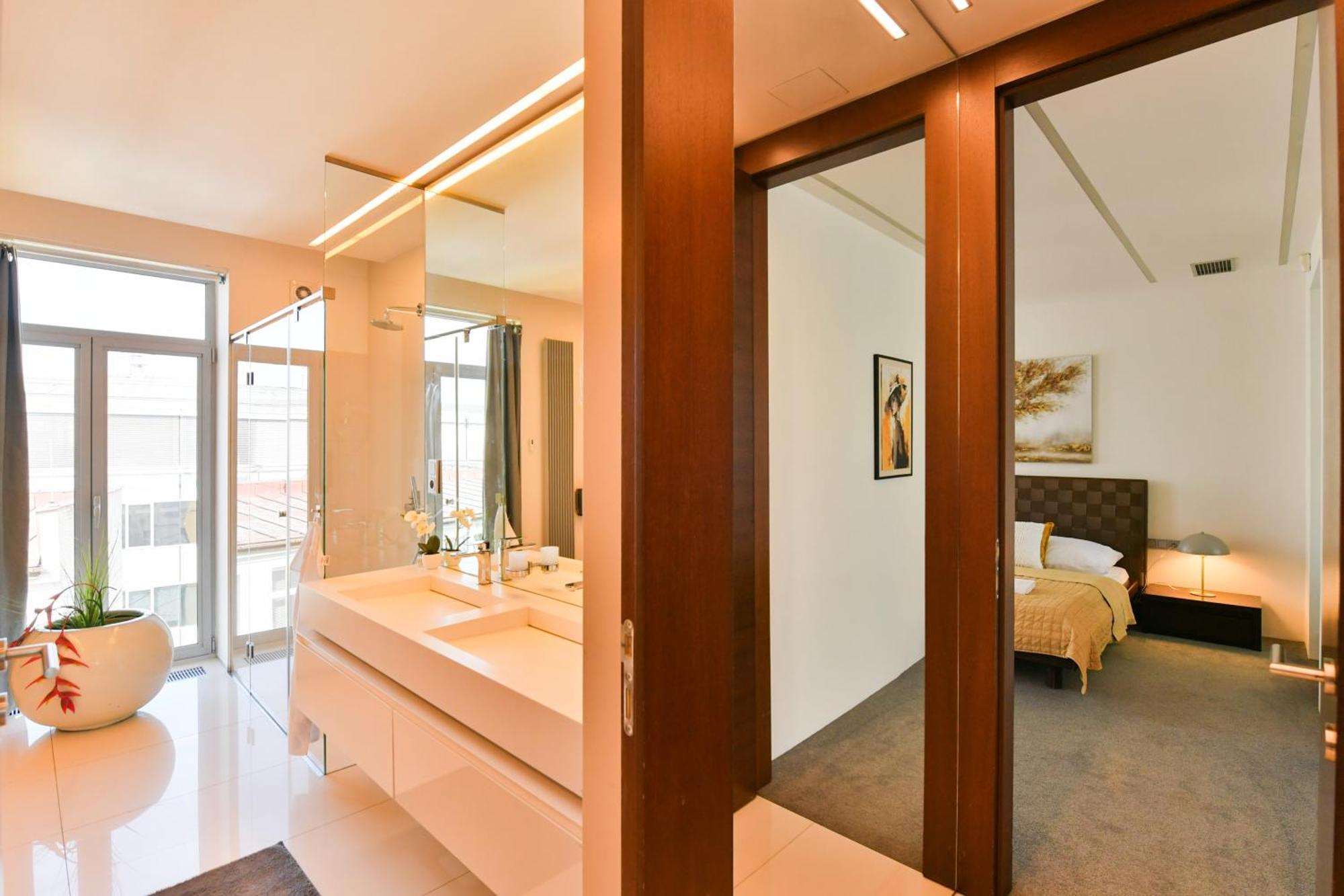 Presidential Penthouse, 303m2, Jacuzzi On Terrace, Sauna, 6bdrm, 4bthrm, Ac, Lift Appartement Prague