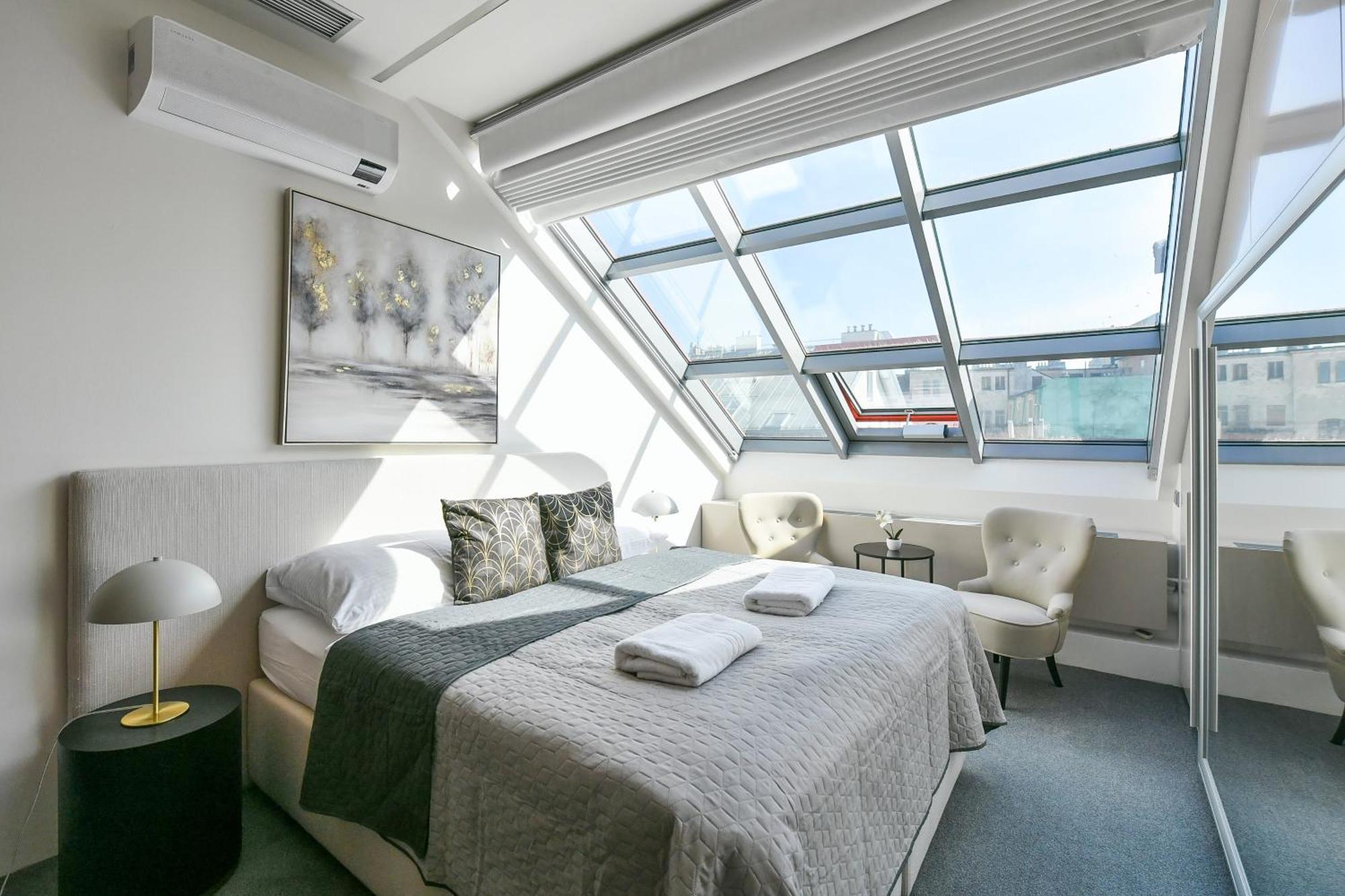 Appartement Presidential Penthouse, 303m2, Jacuzzi On Terrace, Sauna, 6bdrm, 4bthrm, Ac, Lift Prague