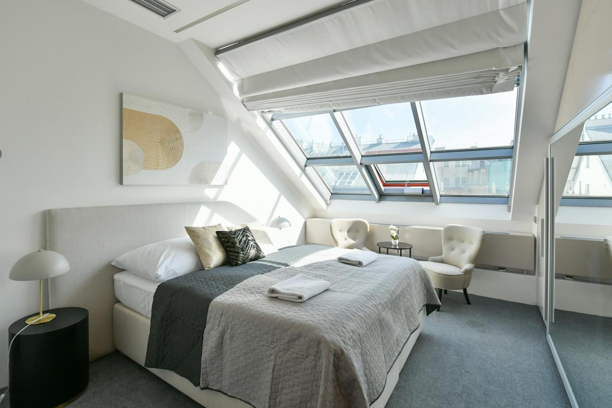 Appartement Presidential Penthouse, 303m2, Jacuzzi On Terrace, Sauna, 6bdrm, 4bthrm, Ac, Lift Prague
