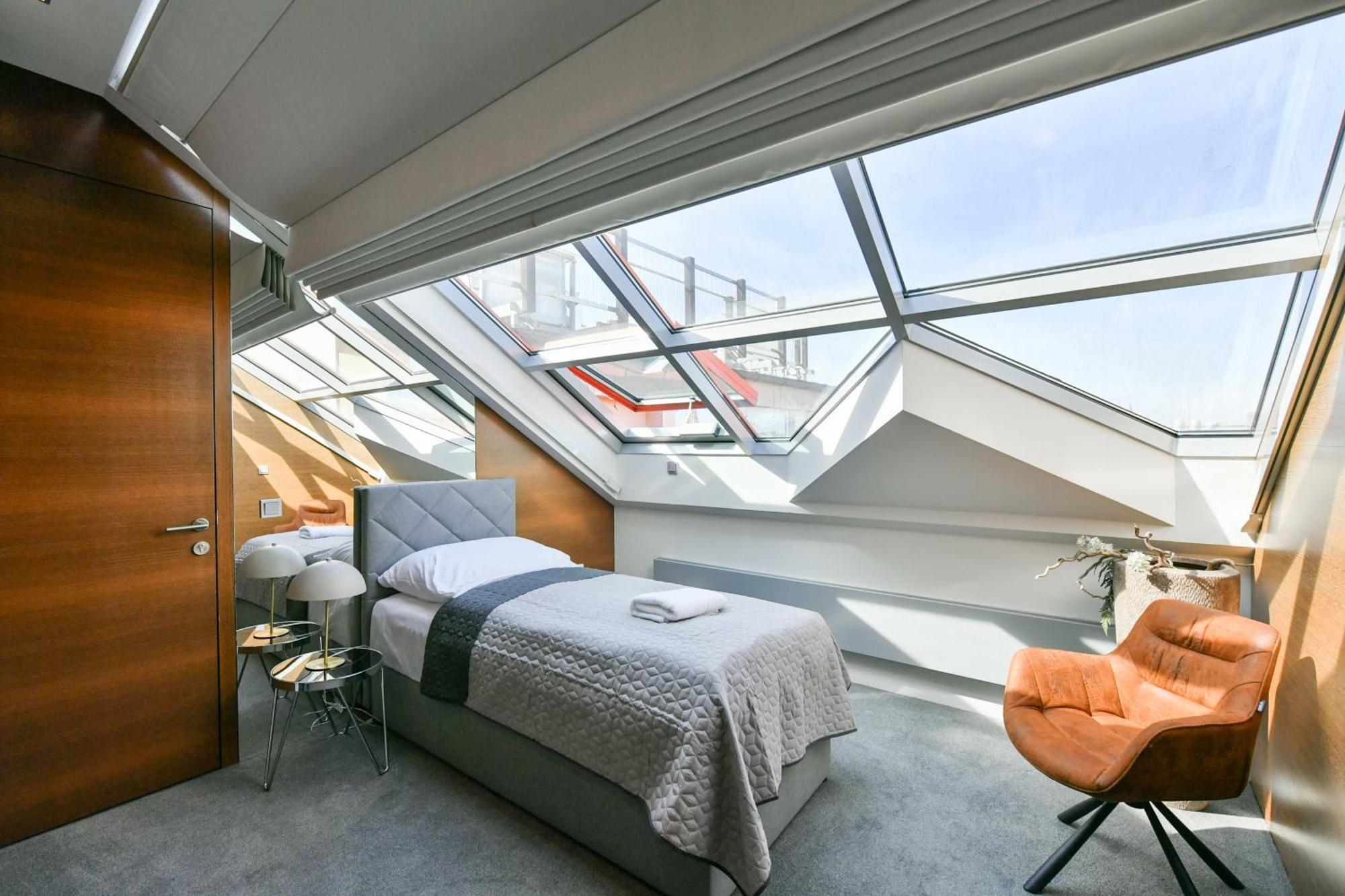 Presidential Penthouse, 303m2, Jacuzzi On Terrace, Sauna, 6bdrm, 4bthrm, Ac, Lift Appartement *