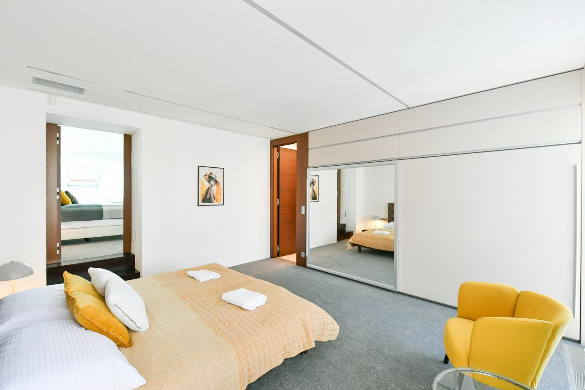 Presidential Penthouse, 303m2, Jacuzzi On Terrace, Sauna, 6bdrm, 4bthrm, Ac, Lift Appartement