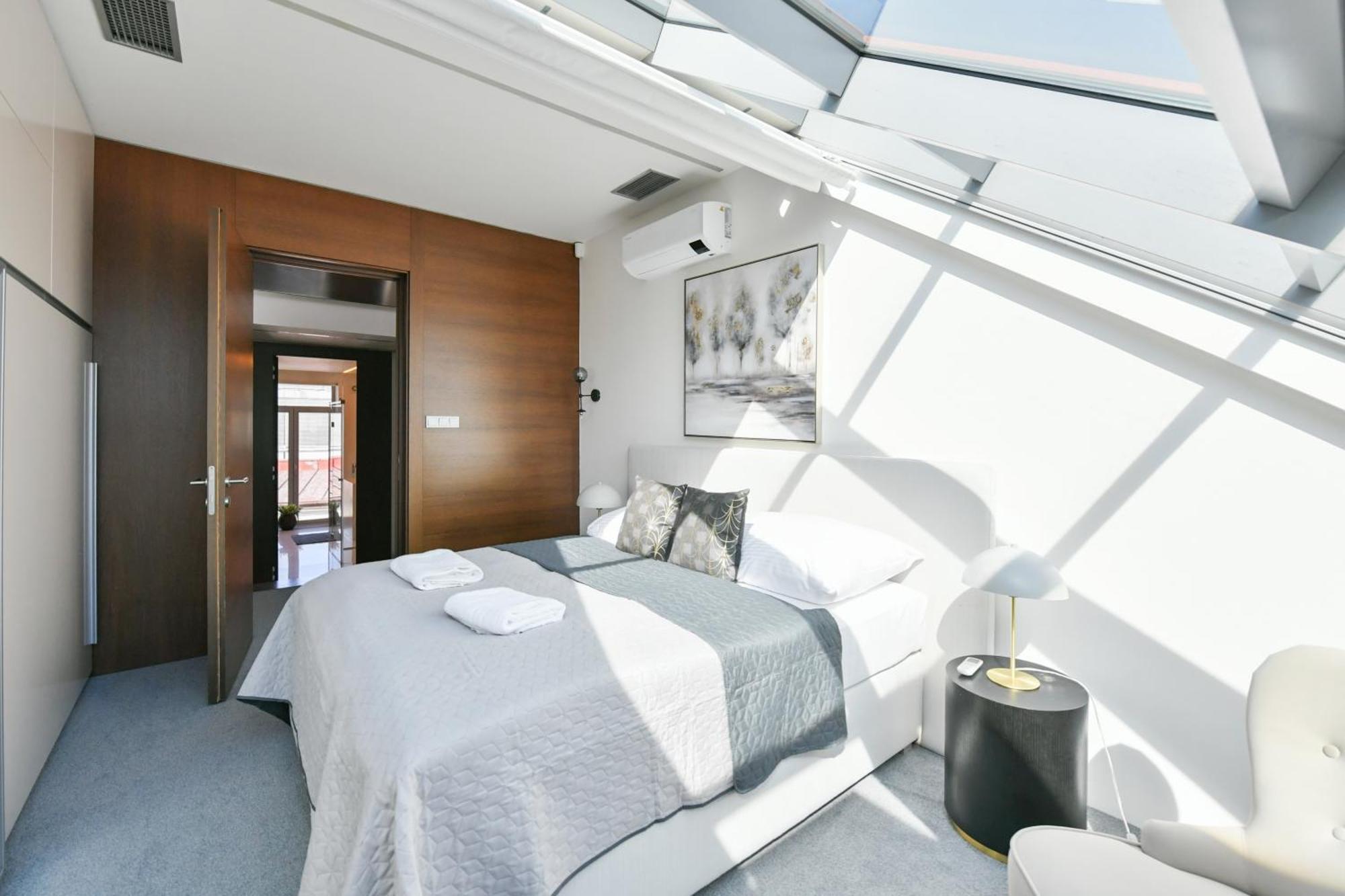 Appartement Presidential Penthouse, 303m2, Jacuzzi On Terrace, Sauna, 6bdrm, 4bthrm, Ac, Lift