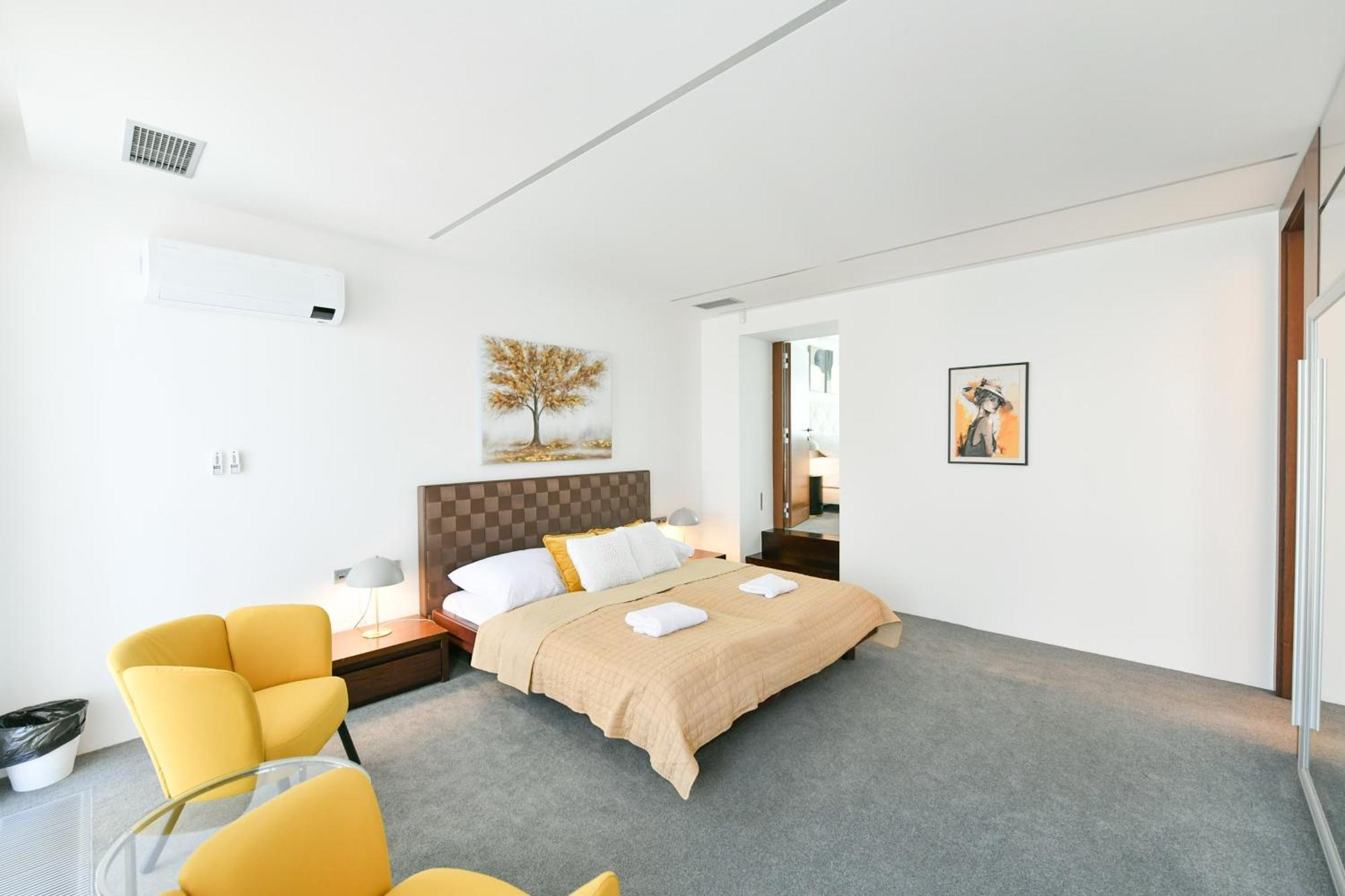 Appartement Presidential Penthouse, 303m2, Jacuzzi On Terrace, Sauna, 6bdrm, 4bthrm, Ac, Lift Prague