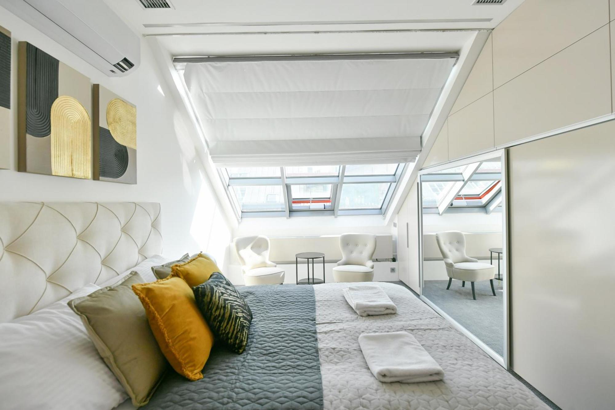 Presidential Penthouse, 303m2, Jacuzzi On Terrace, Sauna, 6bdrm, 4bthrm, Ac, Lift Appartement