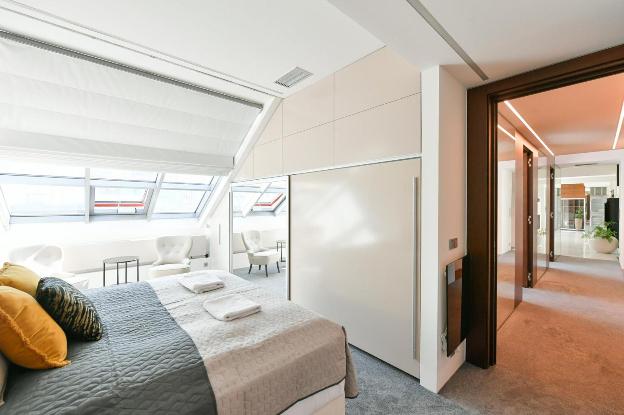 Presidential Penthouse, 303m2, Jacuzzi On Terrace, Sauna, 6bdrm, 4bthrm, Ac, Lift Appartement Prague