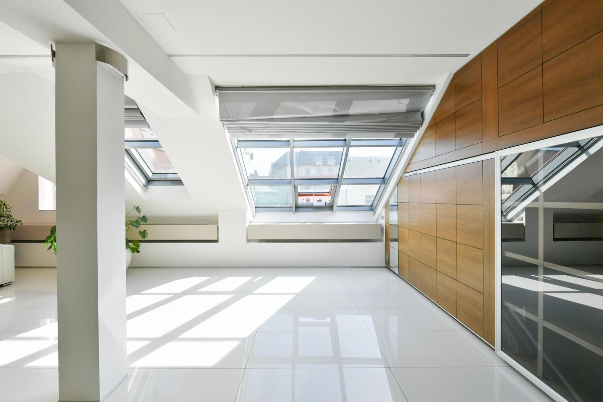 Presidential Penthouse, 303m2, Jacuzzi On Terrace, Sauna, 6bdrm, 4bthrm, Ac, Lift Apartment