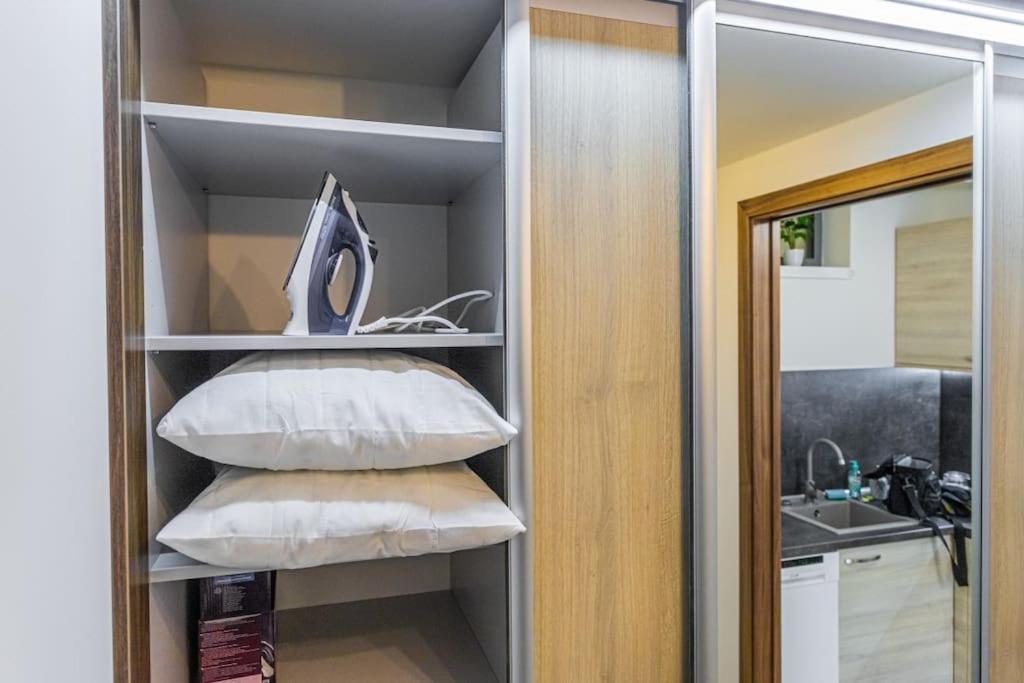 Flat With Bathtub & Balcony, Only 12min Centrum, 200mb Wifi Apartment *