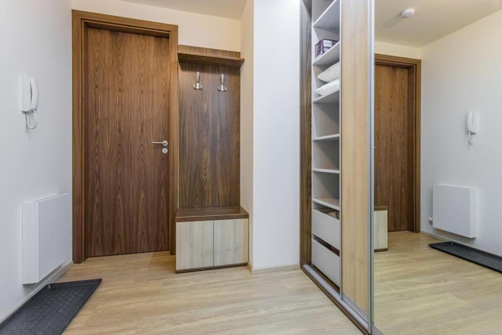 Flat With Bathtub & Balcony, Only 12min Centrum, 200mb Wifi Apartment
