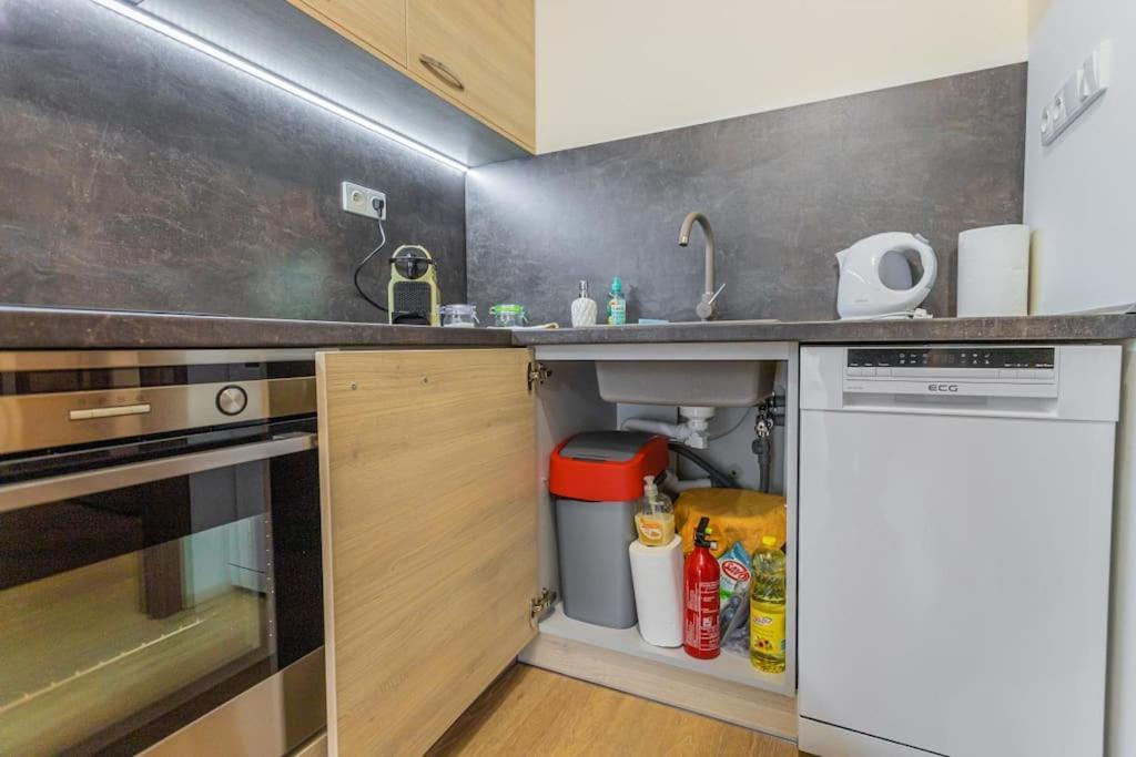 Apartment Flat With Bathtub & Balcony, Only 12min Centrum, 200mb Wifi