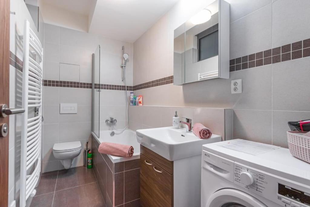 Apartment Flat With Bathtub & Balcony, Only 12min Centrum, 200mb Wifi *