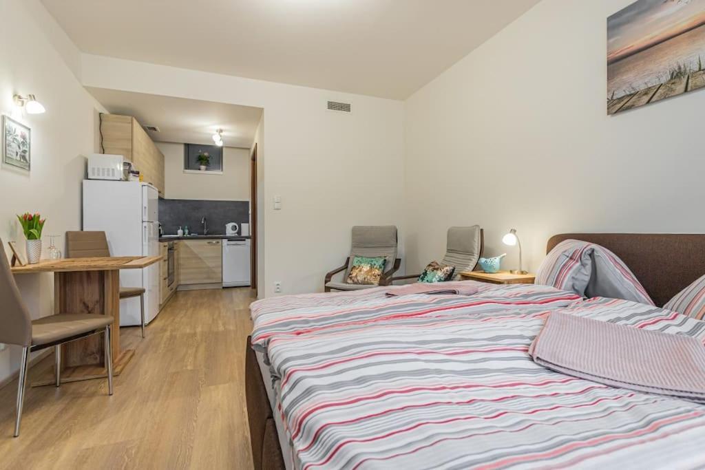 Flat With Bathtub & Balcony, Only 12min Centrum, 200mb Wifi Prague