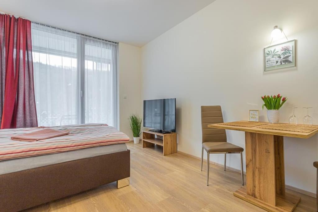 Flat With Bathtub & Balcony, Only 12min Centrum, 200mb Wifi * Prague