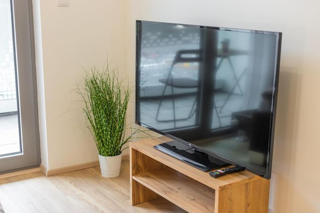 Flat With Bathtub & Balcony, Only 12min Centrum, 200mb Wifi Apartment