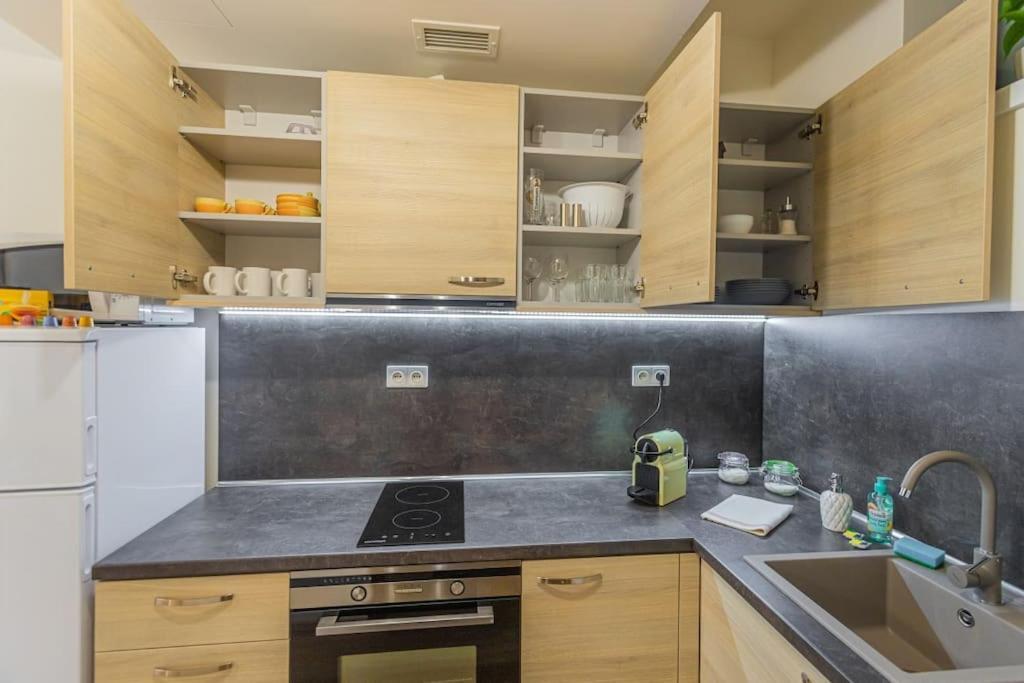 Flat With Bathtub & Balcony, Only 12min Centrum, 200mb Wifi * Prague