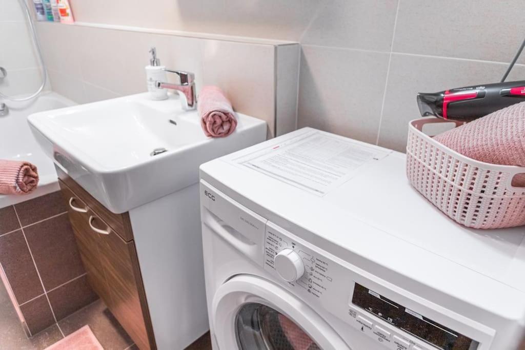 Flat With Bathtub & Balcony, Only 12min Centrum, 200mb Wifi Apartment *