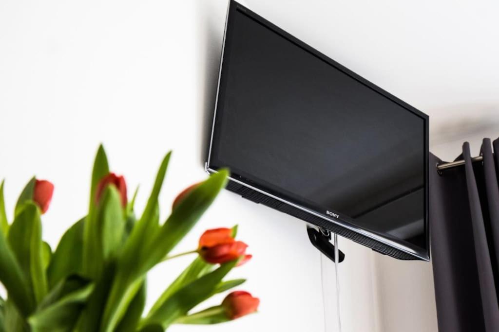 Stylish With Balcony, 12 Min To Centre, Free Netflix & Wifi Apartment *