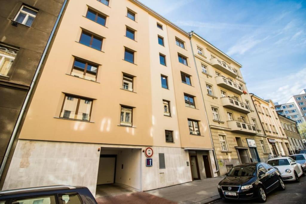Apartment Stylish With Balcony, 12 Min To Centre, Free Netflix & Wifi Prague