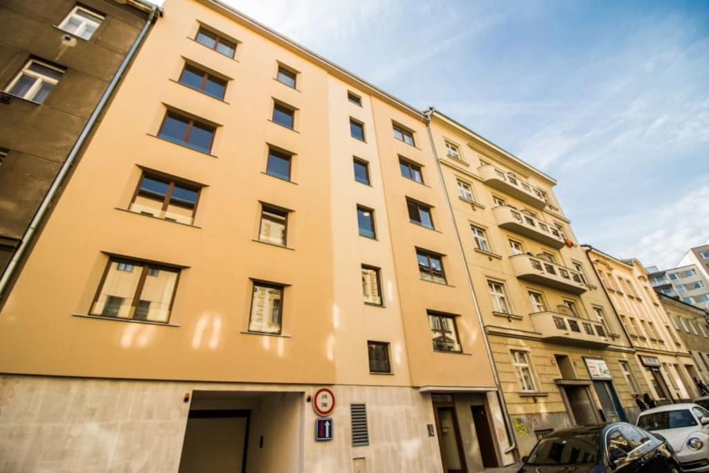 Stylish With Balcony, 12 Min To Centre, Free Netflix & Wifi Apartment *