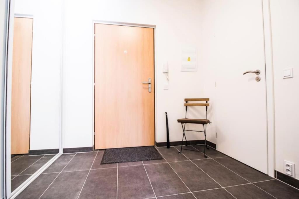 Apartment Stylish With Balcony, 12 Min To Centre, Free Netflix & Wifi Prague