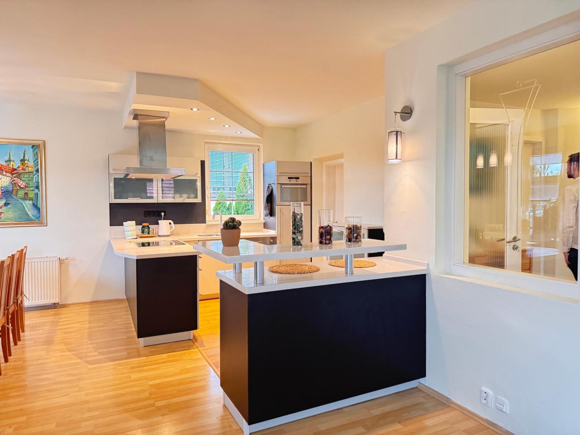 Diamondvilla, 4 Bedroom Apartment, Garden & Appartement